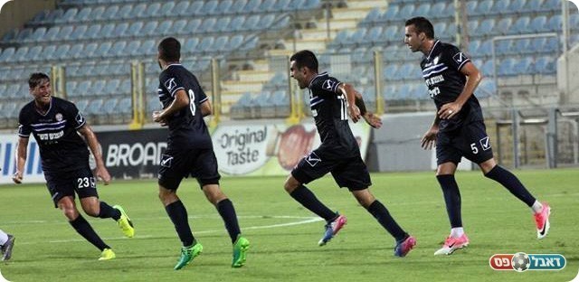 שחקני הרצליה חוגגים (לירן דורף)